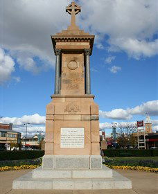 Warwick War Memorial And Gates - Darwin Tourism 1