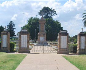 Warwick War Memorial And Gates - Darwin Tourism 0