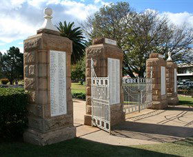 Warwick War Memorial And Gates - Darwin Tourism 2