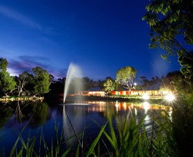 Savannah Visitor Plaza, Taronga Western Plains Zoo Dubbo - Darwin Tourism 3