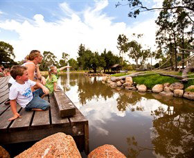 Savannah Visitor Plaza, Taronga Western Plains Zoo Dubbo - Darwin Tourism 7