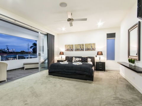 The Grand Broadbeach - Vogue Holiday Homes - Darwin Tourism 1