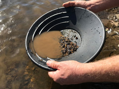 Tuena Panning For Gold - Darwin Tourism 0