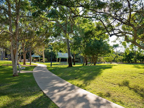 Millennium Esplanade And Tannum Sands Beach - Darwin Tourism 0