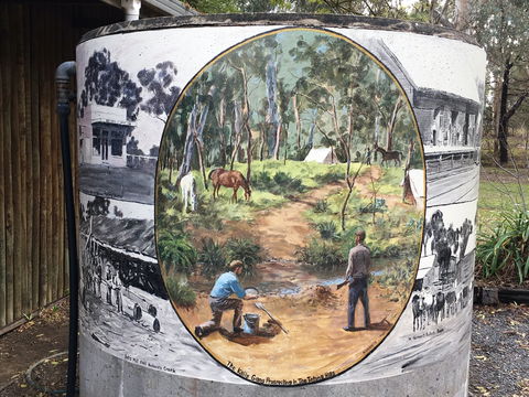 Tatong Tavern Water Tank - Darwin Tourism 0