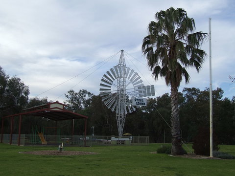 Luke Park And Jerilderie Lake - Darwin Tourism 1