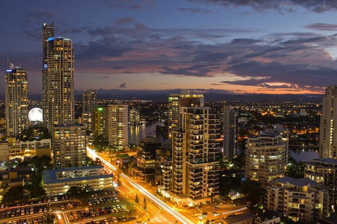 Gold Coast Airport Transfers : Airport OOL To Gold Coast City In Luxury Car - Darwin Tourism 5