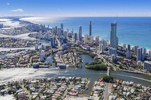 Gold Coast Airport Transfers : Airport OOL To Gold Coast City In Luxury Car - Darwin Tourism 4