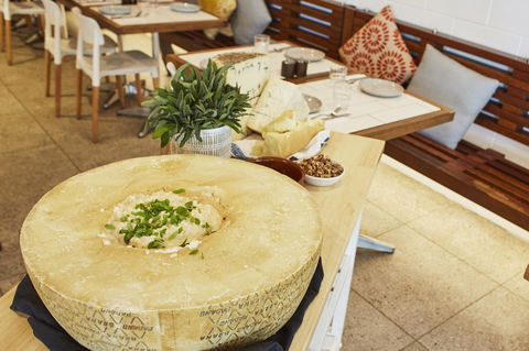 Flaming Cheese Wheel And Wine Experience: Dee Why - Darwin Tourism 0
