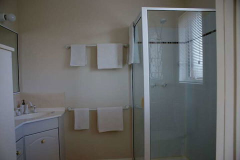 Shearwater Cottages - Darwin Tourism 5