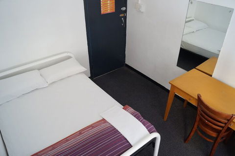 Maze Backpackers - Darwin Tourism 6