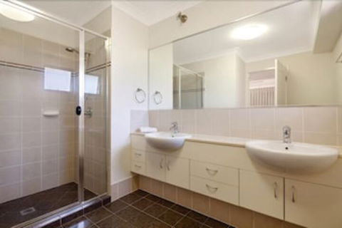 Coolum Villas - Darwin Tourism 3