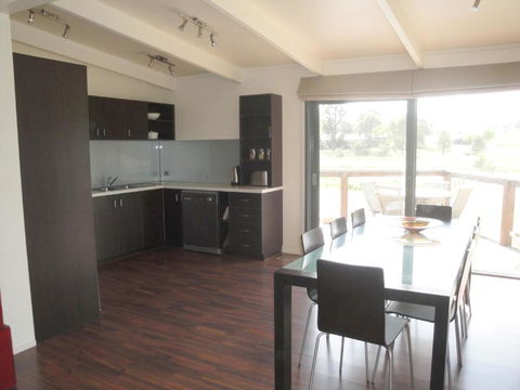 Off Mountain Accommodation - Darwin Tourism 5