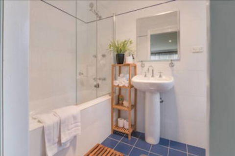 Mountainside B&B - Darwin Tourism 5