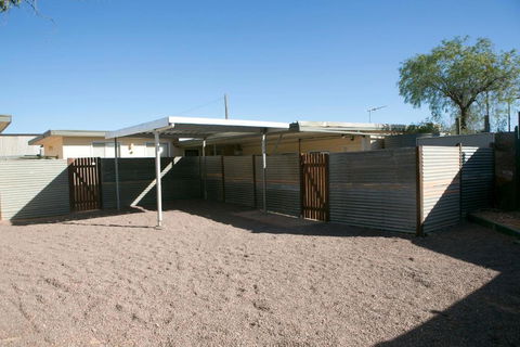 Cave Place Units - Darwin Tourism 3