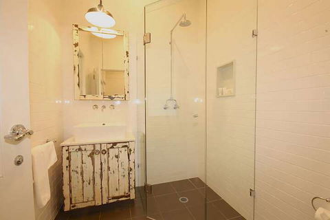 A PERFECT STAY - Cavvanbah Seaside Cottage - Darwin Tourism 4