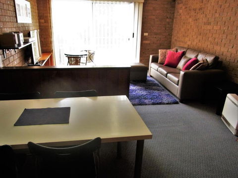 A Furnished Townhouse In Goulburn - Darwin Tourism 5