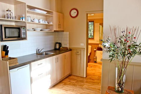 Autumn Leaf Cottage 1 - Darwin Tourism 4