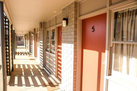 Hotel Canobolas Motel & Units - Darwin Tourism 1