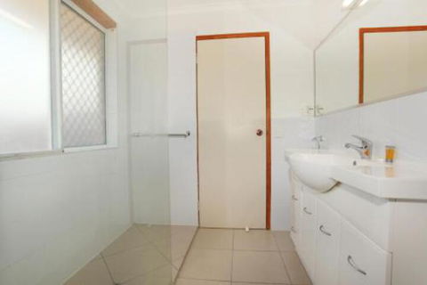 2 Eastern Court Mount Coolum 400 DOLLAR BOND Pet Friendly LINEN INCLUDED - Darwin Tourism 0
