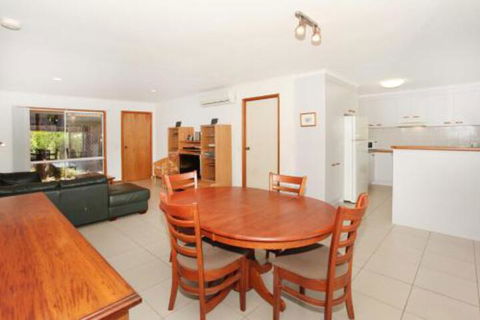 2 Eastern Court Mount Coolum 400 DOLLAR BOND Pet Friendly LINEN INCLUDED - Darwin Tourism 6