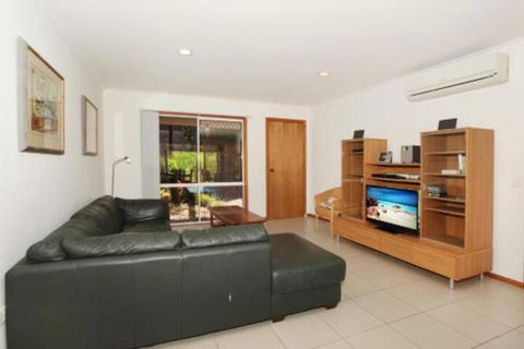 2 Eastern Court Mount Coolum 400 DOLLAR BOND Pet Friendly LINEN INCLUDED - Darwin Tourism 1
