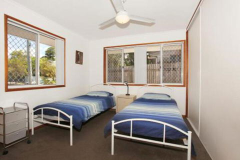 2 Eastern Court Mount Coolum 400 DOLLAR BOND Pet Friendly LINEN INCLUDED - Darwin Tourism 4