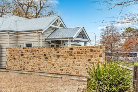 Grandview Accommodation - The Elm Tree Apartments - Darwin Tourism 0