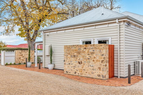 Grandview Accommodation - The Elm Tree Apartments - Darwin Tourism 1