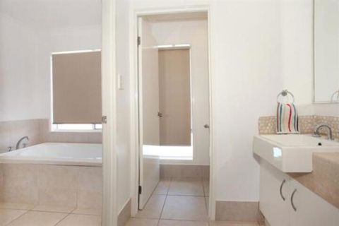 3 Bauhinia Crescent Marcoola PET FRIENDLY LINEN SUPPLIED 500 BOND - Darwin Tourism 6