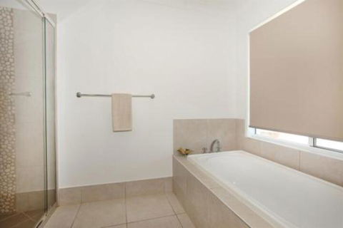 3 Bauhinia Crescent Marcoola PET FRIENDLY LINEN SUPPLIED 500 BOND - Darwin Tourism 2