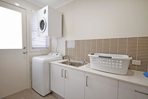 59 Banksia Avenue Coolum Beach Pet Friendly Linen Included 500 BOND - Darwin Tourism 1