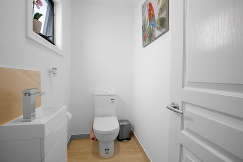 AUJOY 3 Bed Townhouse Burwood 1 - Darwin Tourism 4