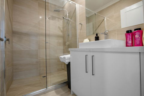 AUJOY 3 Bed Townhouse Burwood 1 - Darwin Tourism 2