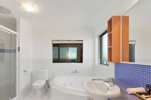 EXCLUSIVE OCEAN VIEW PENTHOUSE On MARINE PARADE - Darwin Tourism 5