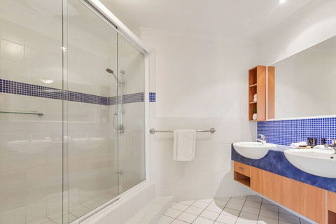 EXCLUSIVE OCEAN VIEW PENTHOUSE On MARINE PARADE - Darwin Tourism 1