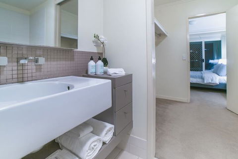 Absolute Riverfront One Bedroom Apartment - Darwin Tourism 5