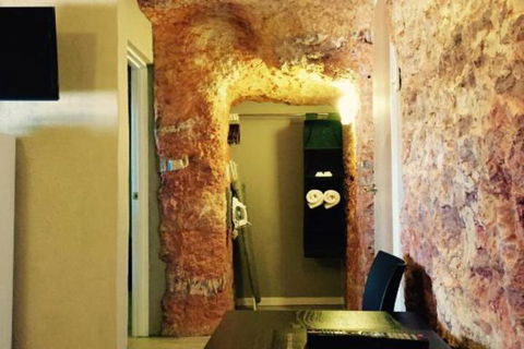 The Lookout Cave Underground Motel - Darwin Tourism 2