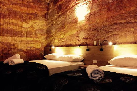 The Lookout Cave Underground Motel - Darwin Tourism 7
