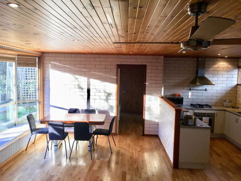 Romantic Getaway With Spa & Wifi Pet Friendly - Darwin Tourism 5