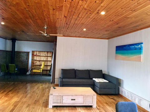 Romantic Getaway With Spa & Wifi Pet Friendly - Darwin Tourism 4