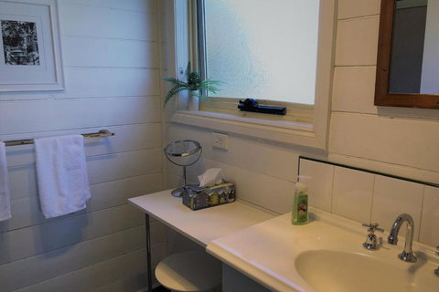 BURGESS COTTAGE King Bed For Couples - Darwin Tourism 3