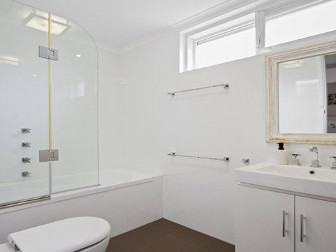 Beachbreak Fall Asleep To The Sound Of The Ocean - Darwin Tourism 6