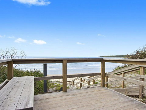 Beachbreak Fall Asleep To The Sound Of The Ocean - Darwin Tourism 1