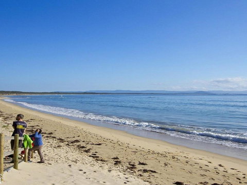 Beachbreak Fall Asleep To The Sound Of The Ocean - Darwin Tourism 4