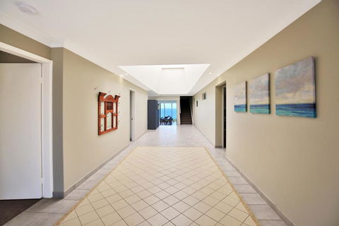 Neptune Absolute Beachfront - Darwin Tourism 2