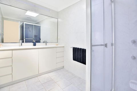 Neptune Absolute Beachfront - Darwin Tourism 3