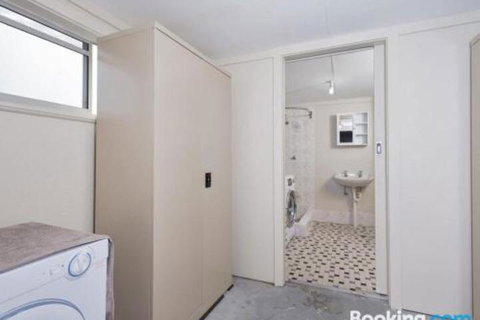 Catch Of The Day 72 Government Road Great House With Water Views - Darwin Tourism 7