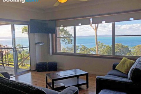 Catch Of The Day 72 Government Road Great House With Water Views - Darwin Tourism 6