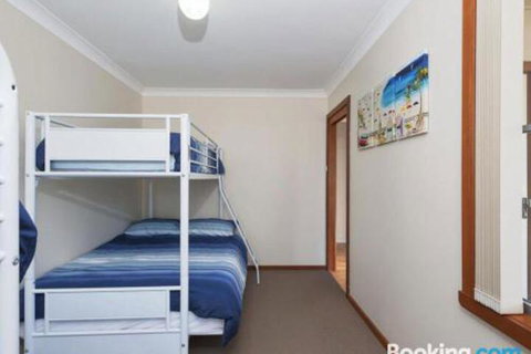 Catch Of The Day 72 Government Road Great House With Water Views - Darwin Tourism 3